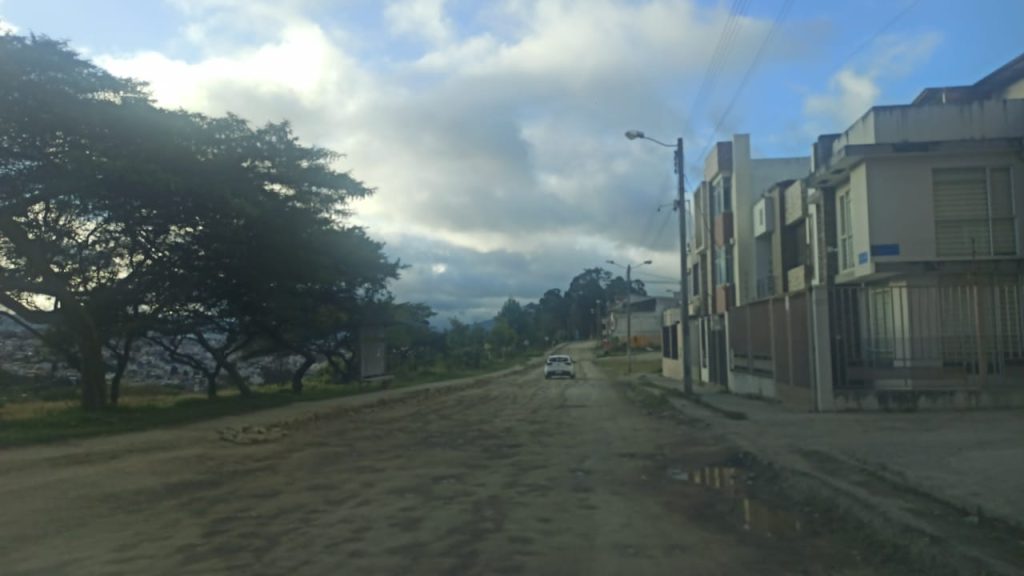 Ante el mal estado, los moradores procedieron con sus propios recursos a darle un pequeño mantenimiento a un par de calles de El Rosal.