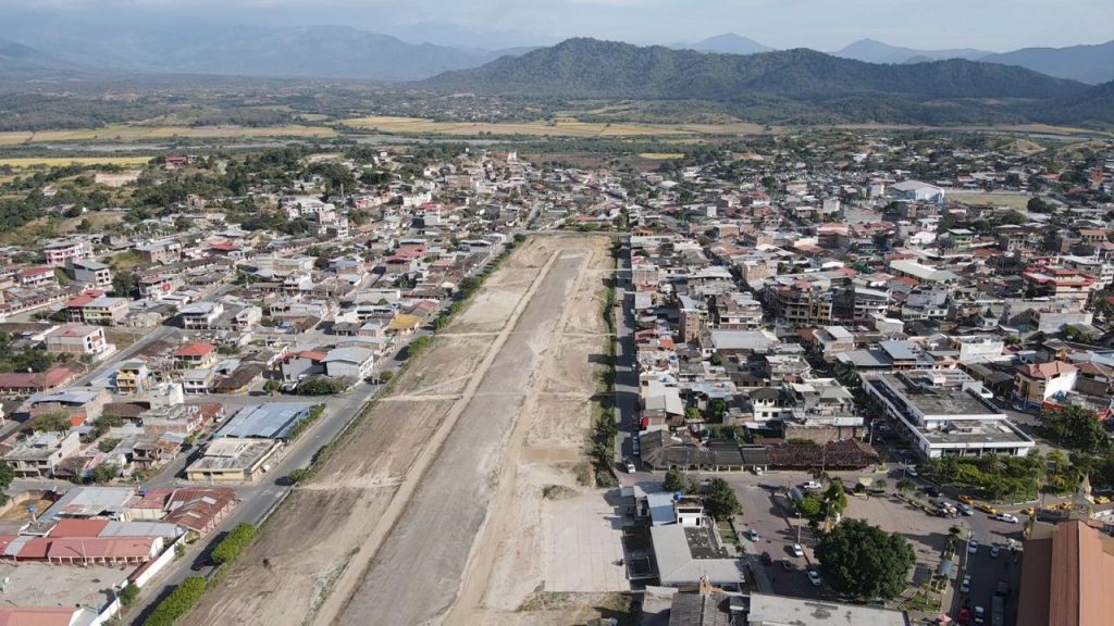 Macará está ubicado a 195 kilómetros de la ciudad de Loja y a 100 kilómetros de Piura-Perú.