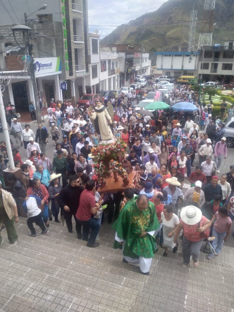 La procesión se cumplió por las principales calles de Amaluza.
