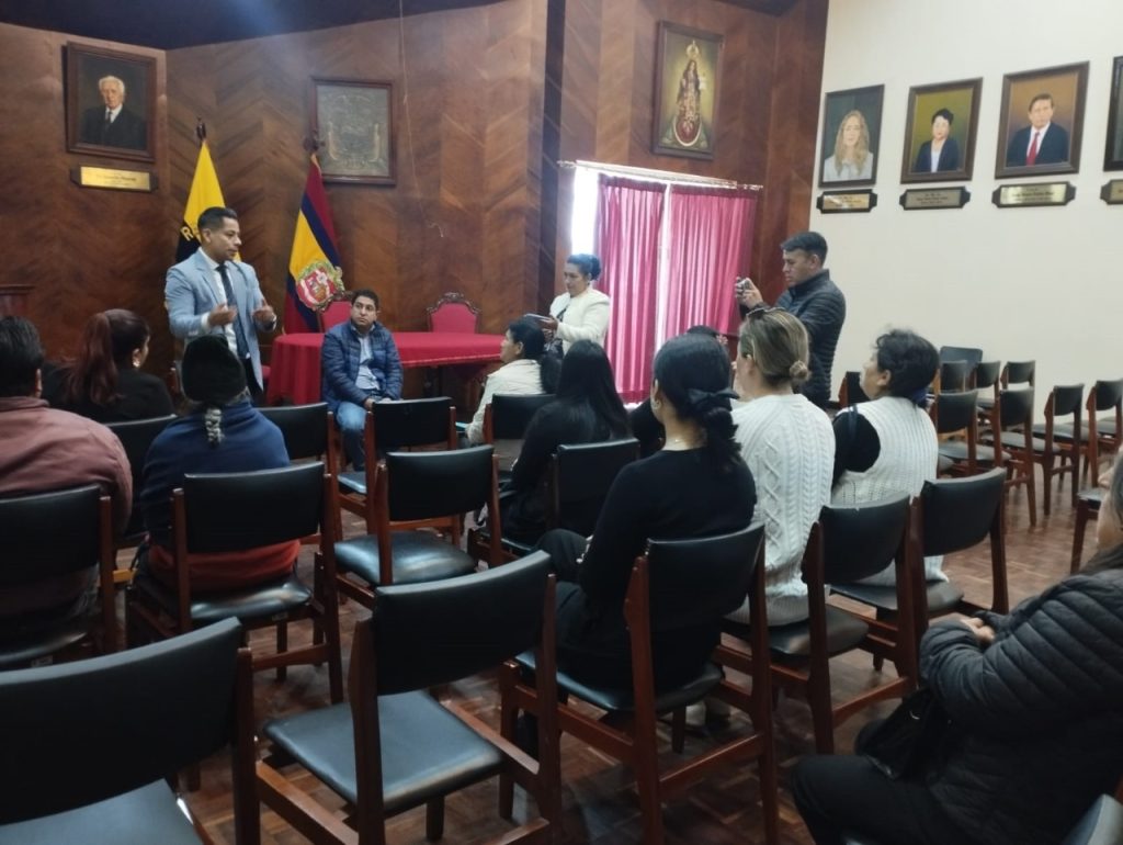 Los moradores del barrio fueron recibidos ayer por dos directores departamentales, en el Salón de los Alcaldes.