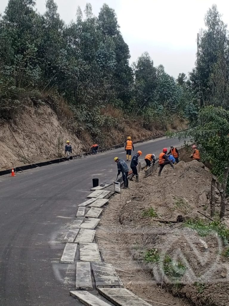 La maquinaria se encuentra distribuida en diversos frentes, a lo largo de la vía de 34 kilómetros de longitud.