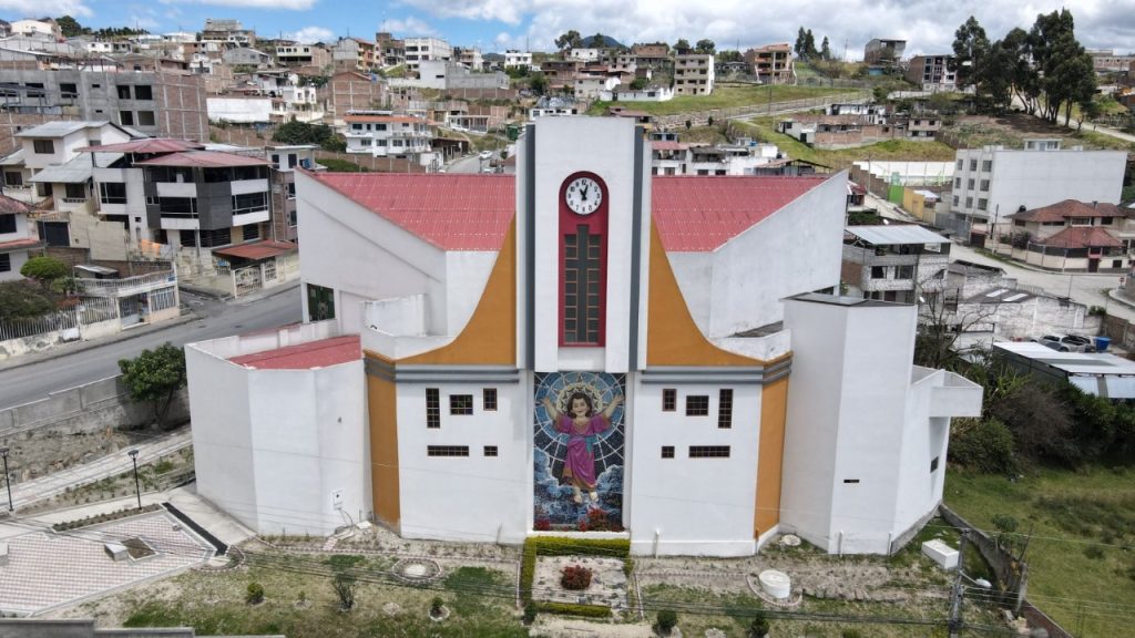 La iglesia, con su diseño arquitectónico particular, acoge a los fieles de los diferentes barrios adyacentes a la parroquia eclesiástica.