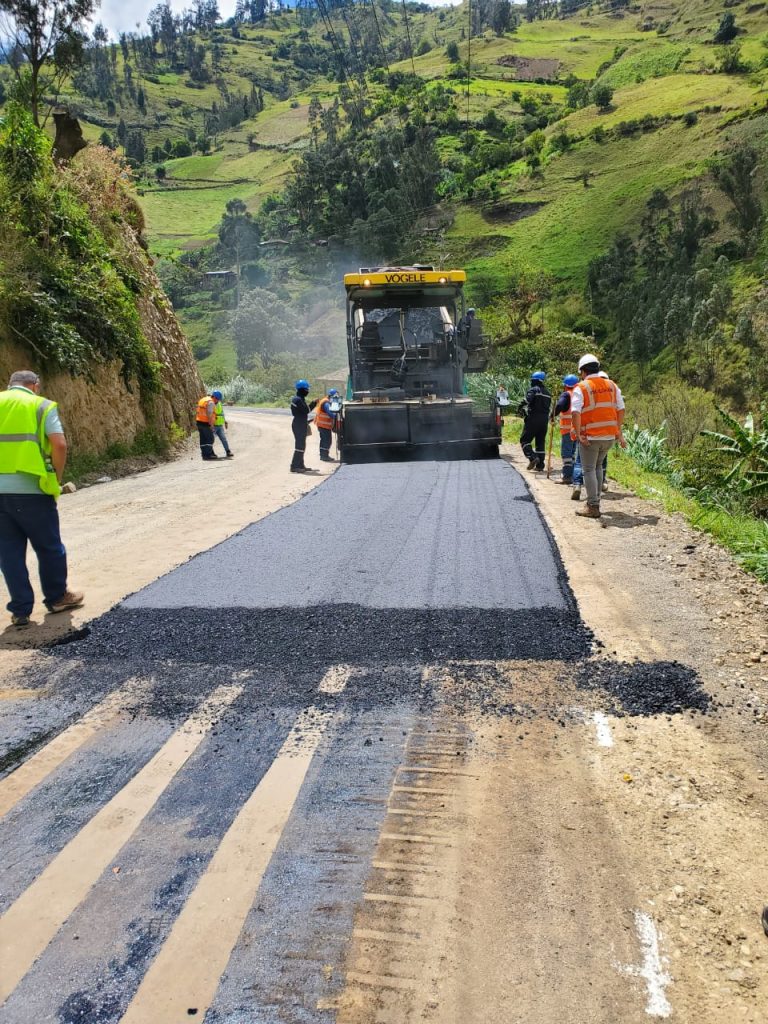 El ancho consolidado es de 7.20 metros de calzada y bordillos a los extremos.