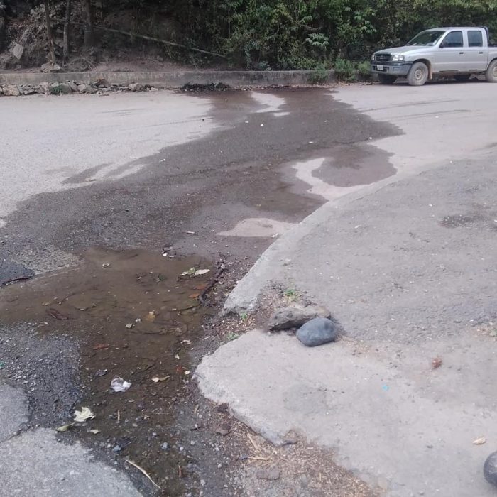 La falta de limpieza del canal del lugar origina que el agua se filtre e invada el área del puente.