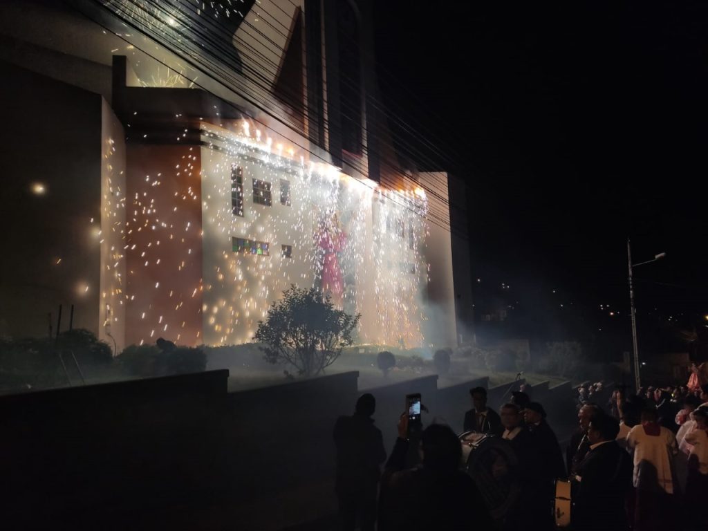 Los típicos fuegos artificiales iluminaron la fachada oriental del templo, donde luce impresionante la imagen gigante del Divino Niño Jesús. 