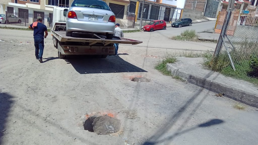 La inseguridad en las vías es total y los conductores tienen que ir esquivando los huecos de las alcantarillas.
