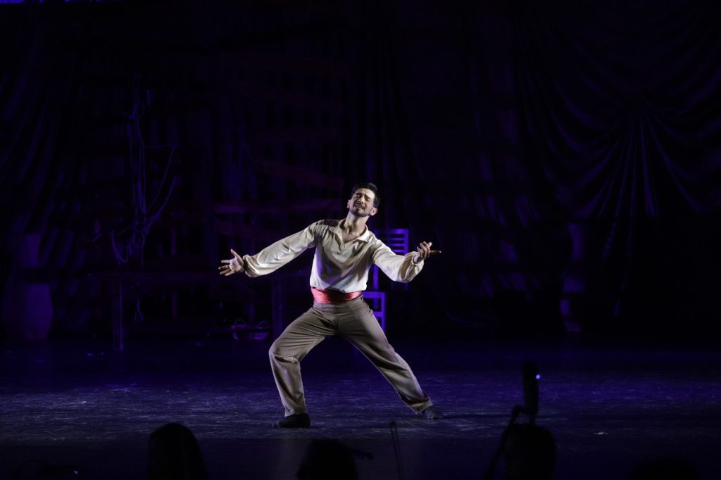 El profesional lojano, en una de sus presentaciones. (Fotografía cortesía: Silvia Echeverría. El Apuntador)