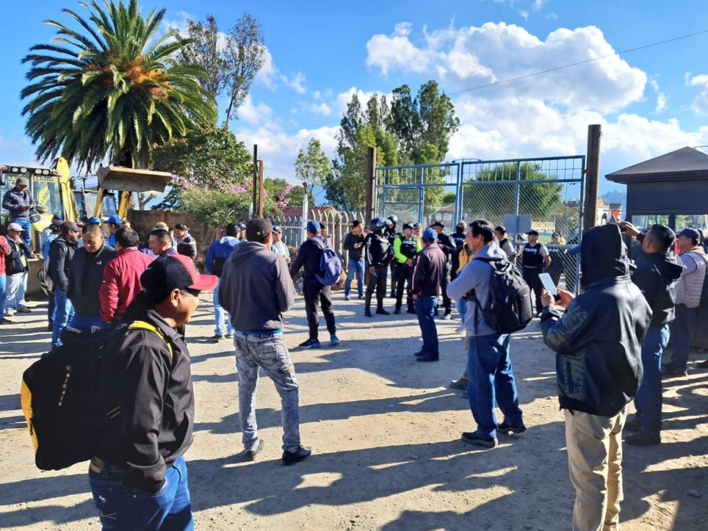 Elementos de la Policía Nacional, el viernes anterior, hicieron actos de presencia en el lugar donde los obreros llevaban a cabo la paralización.