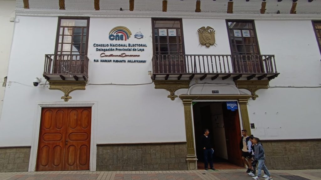 Las organizaciones políticas deben cumplir con las normas y notificar al CNE para asegurar que el proceso se ajuste a los reglamentos correspondientes.