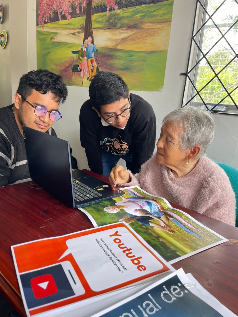 Es un proyecto pionero que inserta a los adultos mayores a la tecnología.