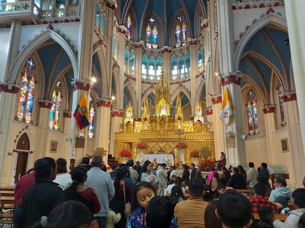 En el Santuario del Cisne permanece la Imagen aguardando a sus devotos.