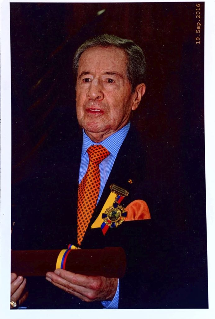 Este documental destaca la trayectoria, labor y legado de Pío Oswaldo Cueva.