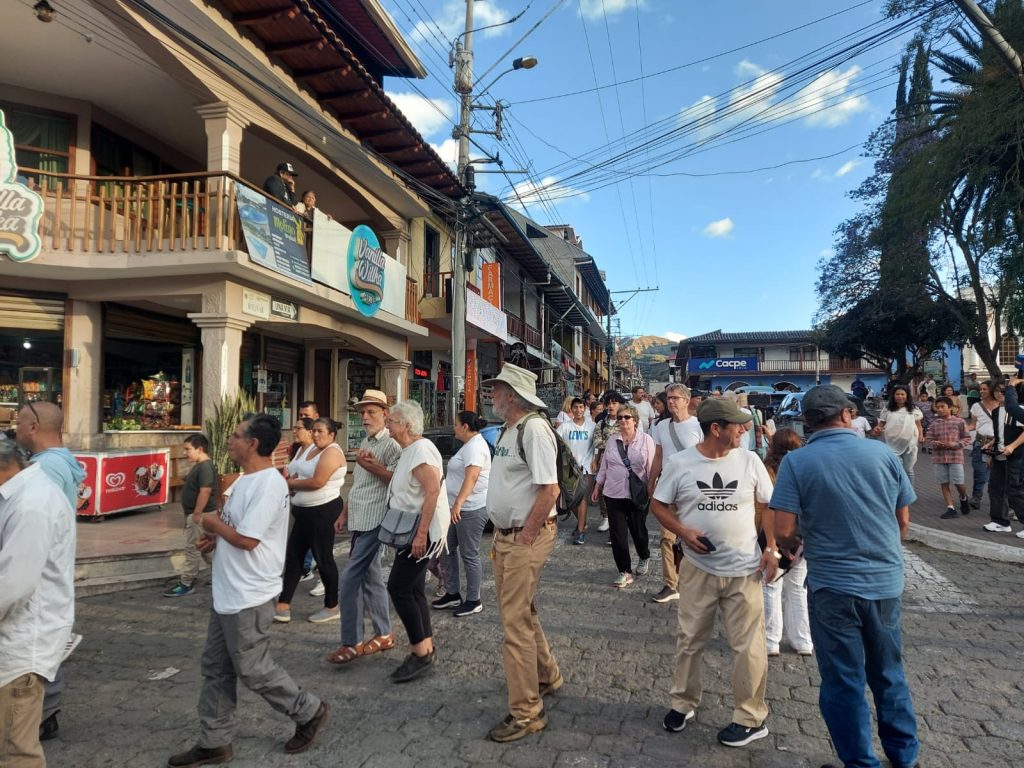 La comunidad de la parroquia y de los sectores vecinos se unieron a la marcha.