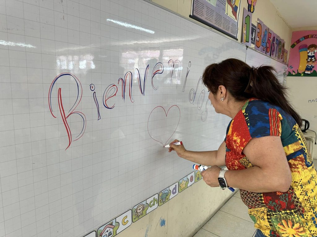 En los planteles educativos, los maestros también preparan las aulas para recibir a los estudiantes.