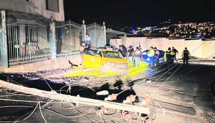 El conductor perdió el control del vehículo y se estampó contra un poste de energía eléctrica.