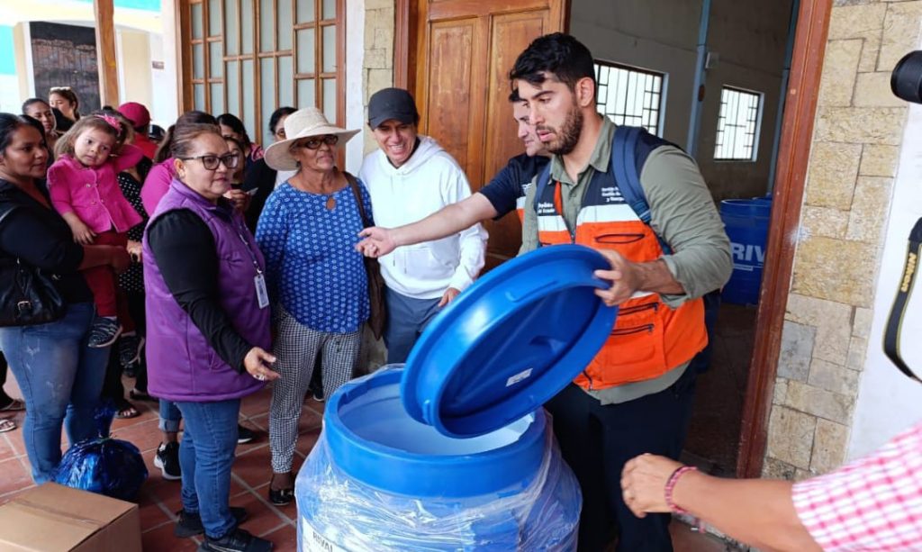 Los moradores recibieron los insumos, ayer.