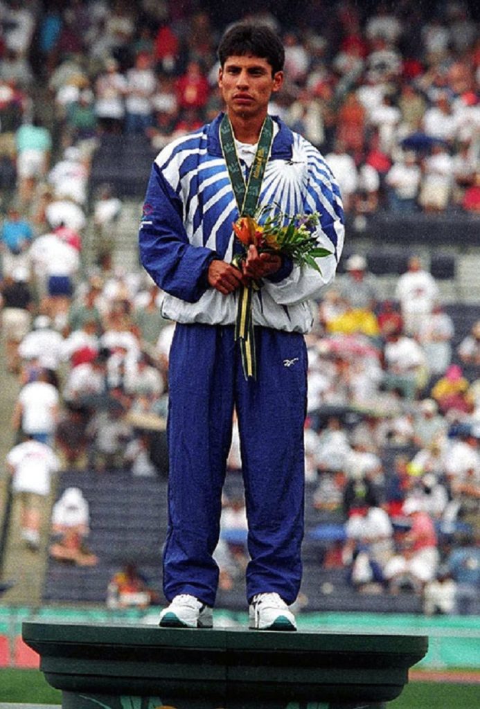 Jefferson Pérez: Ecuador hizo historia en los Juegos Olímpicos de Atlanta 1996 cuando Jefferson Pérez, un joven marchista de 22 años, ganó la primera medalla de oro para el país en la prueba de los 20 kilómetros marcha.