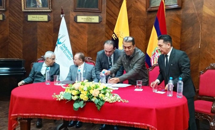 Ricardo Morales Vela (izq.) y Fredy Romero Parra firman el acta de la donación de esos insumos.