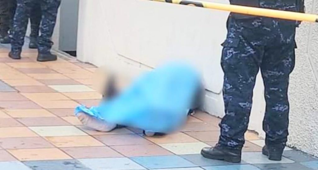 Fue encontrado sobre la acera de la avenida Universitaria y calle Azuay.