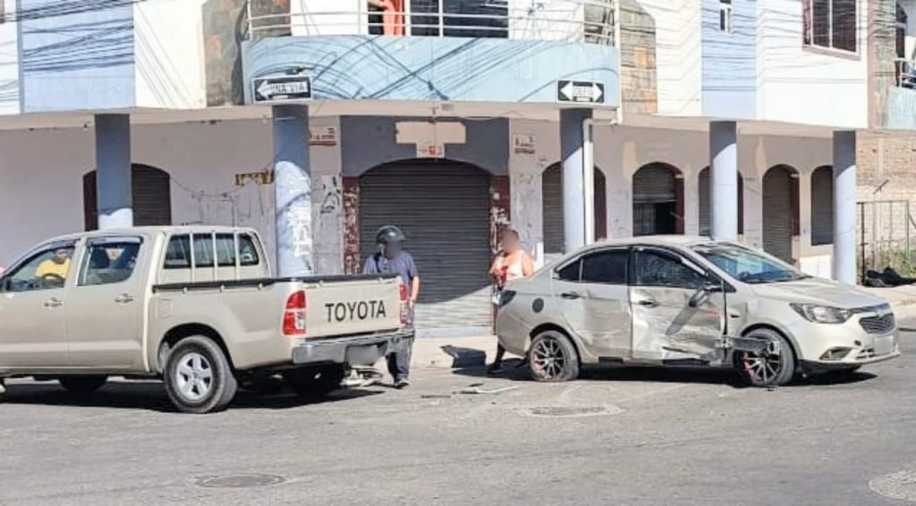 Los vehículos quedaron varados sobre la calzada.
