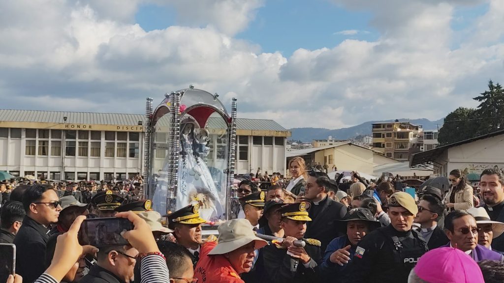 La Reina del Cisne fue homenajeada en cada sector por donde pasó.