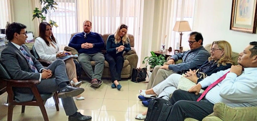 Mary Fisk-Ridder y su equipo de trabajo dialogaron con Pablo Jaramillo Luzuriaga, fiscal provincial de Loja (e).