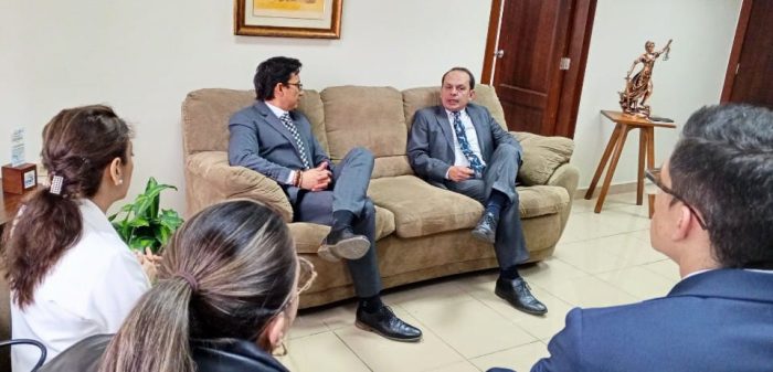 Pablo Jaramillo Luzuriaga (der.) junto a Ricardo Morales Vela.