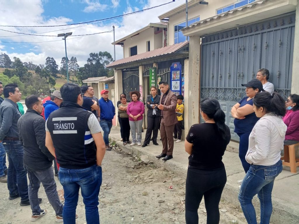 La cita de los moradores y funcionarios del Municipio se cumplió en la calle Tiradentes, foco de la problemática.
