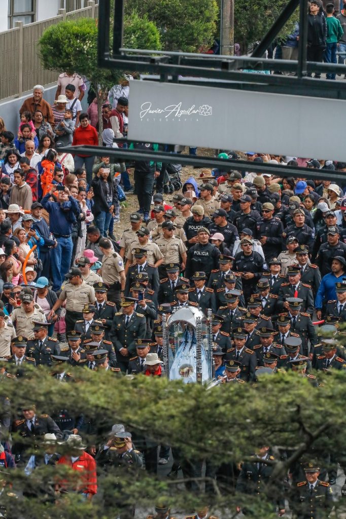 La ‘Churona’ llegó en medio de una tarde fría, pero rodeada de miles de fieles.
