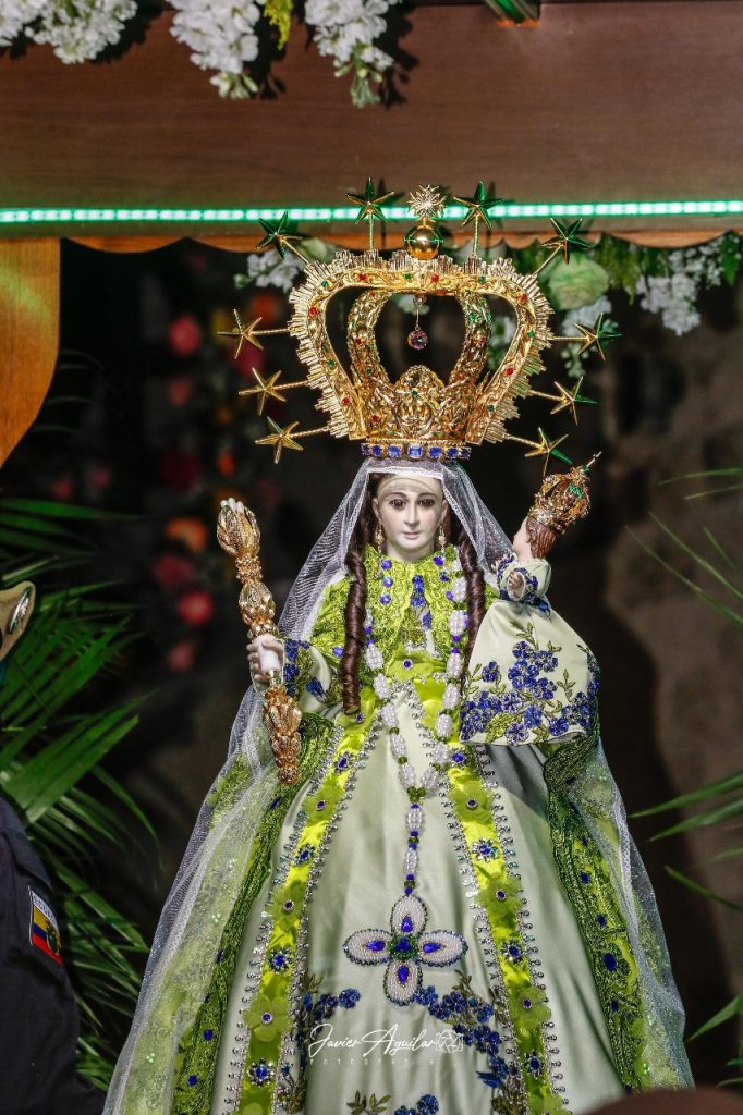 En la Puerta de la Ciudad, donde también se le brindó un homenaje, la Virgen fue cambiada de vestimenta. (Fotografía cortesía: Javier Aguilar)