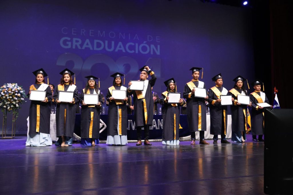 Incorporación de la promoción número 16 de profesionales de ocho carreras.