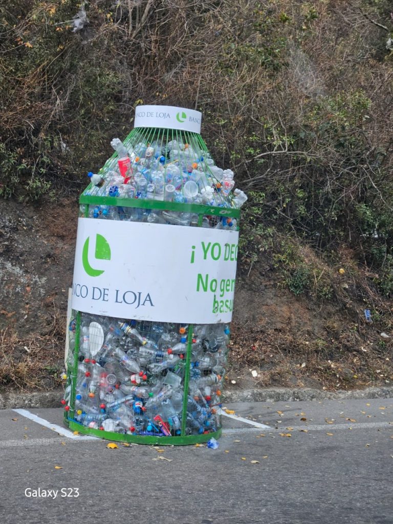 15 contenedores fueron ubicados estratégicamente en la ruta de la peregrinación.