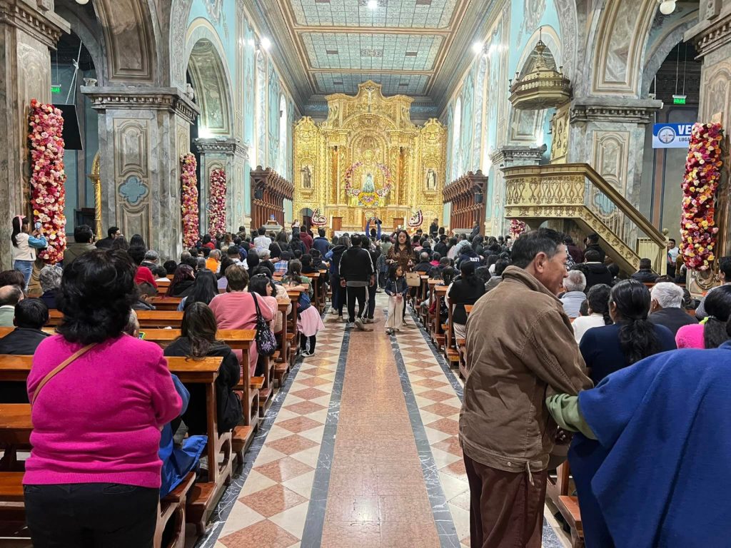 Gran concurrencia de devotos se observó durante todo el día de ayer.