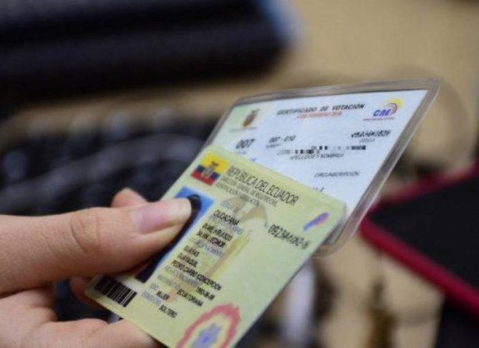 Se puede justificar por haber estado fuera del país o con certificado médico.