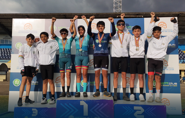 Los ganadores subieron al podio con evidente alegría.