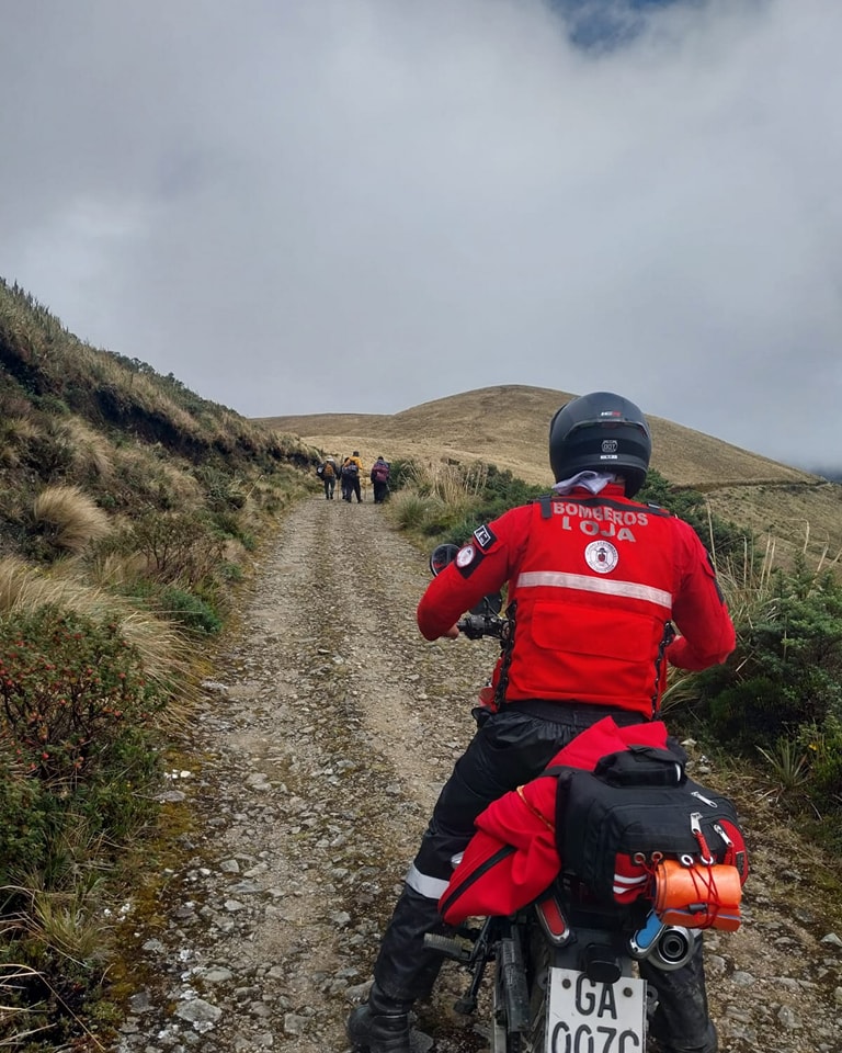 A pie o en bicicleta, principalmente acuden por el lugar.