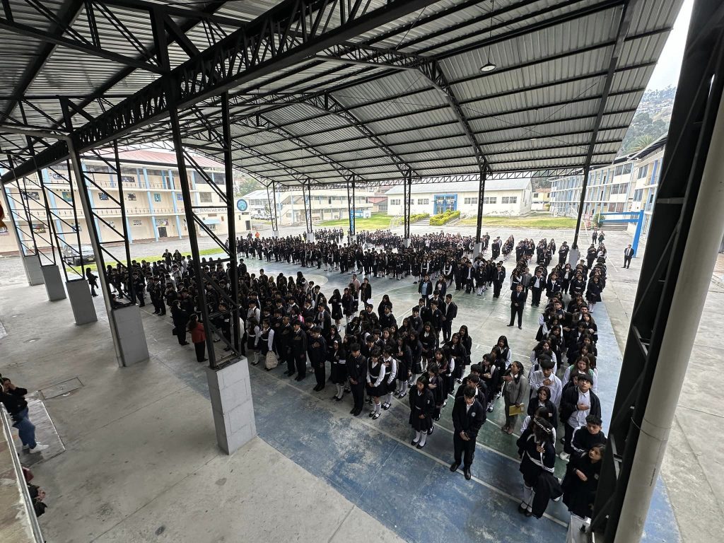 En el Colegio Beatriz Cueva de Ayora se realizó un evento con la presencia del coordinador de Educación.