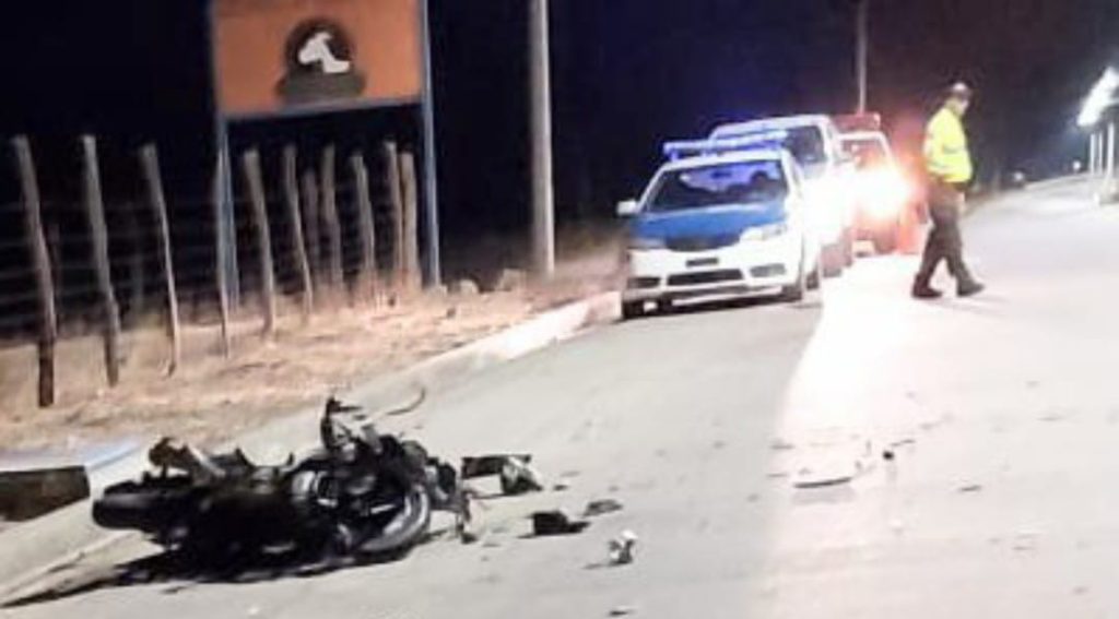 Sobre la calzada quedó la motocicleta chocada.
