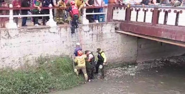 Por una escalera ascendió a la superficie el afectado.