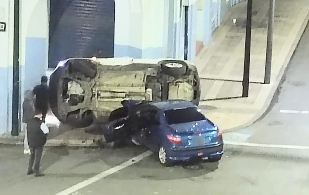 Uno de los choques ocurrió en la esquina de las calles Bernardo Valdivieso y José Antonio Eguiguren.