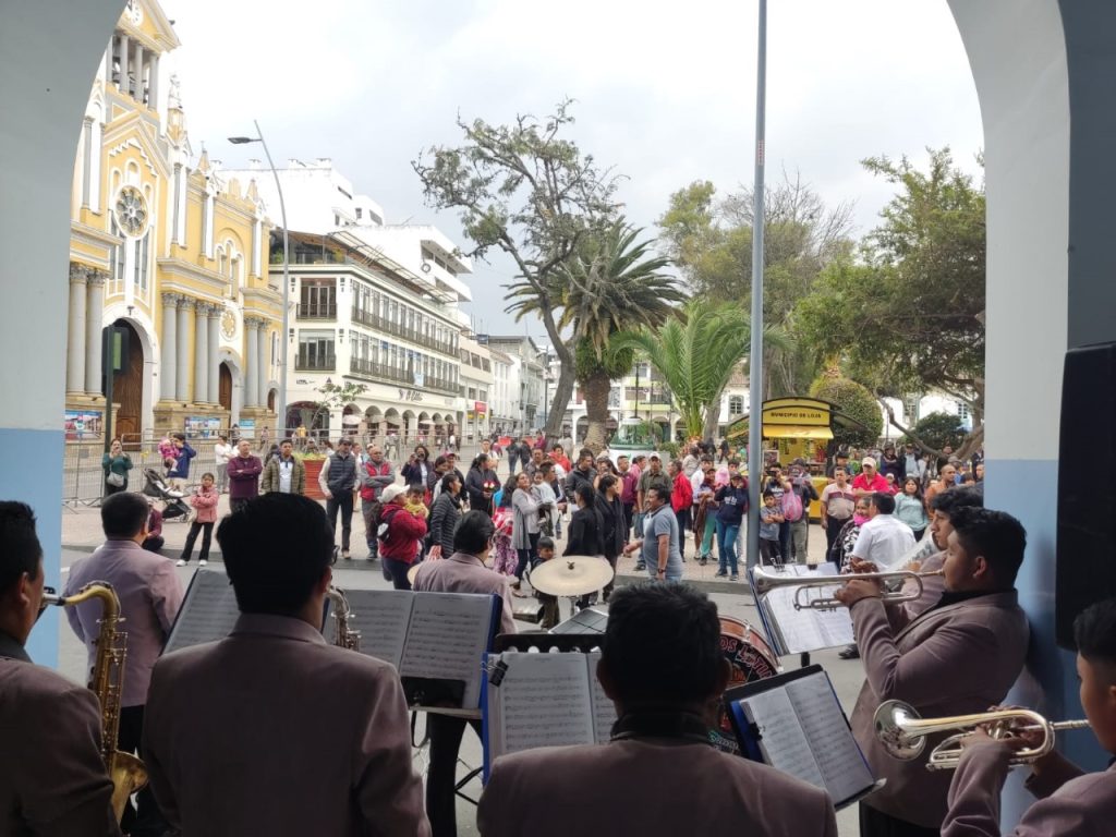 Las bandas de pueblo, a través de su repertorio, origina alegría en propios y extraños. 