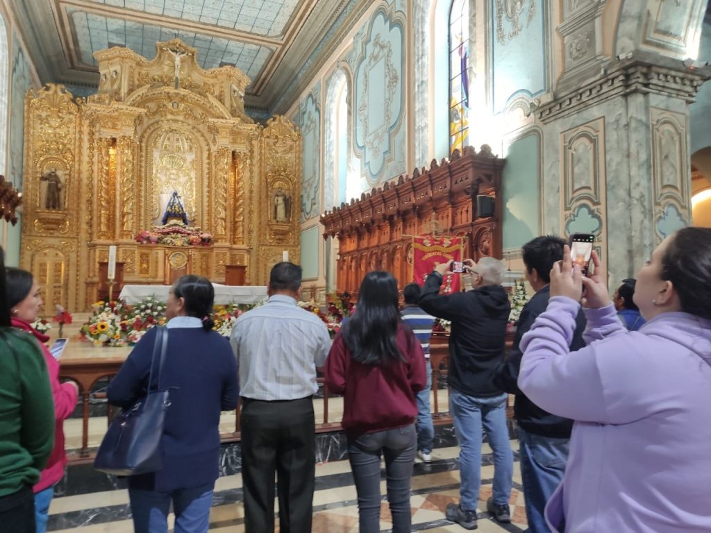 Los fieles acuden a las plantas de la ‘Churona’. Van a rezar y también a captar algunas fotografías.