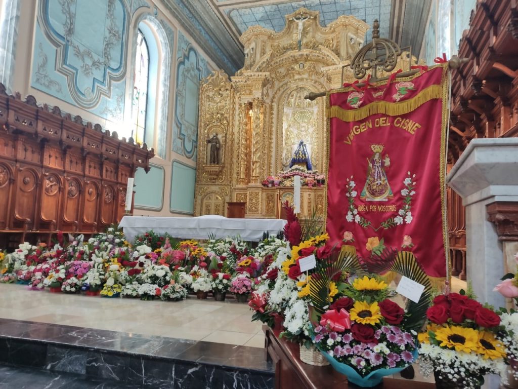 Las flores de diversos colores abundan en el altar mayor de la Catedral. 