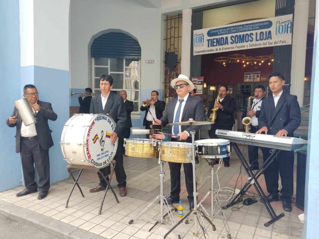 Los músicos brindan a los presentes las mejores canciones, especialmente de corte nacional. 