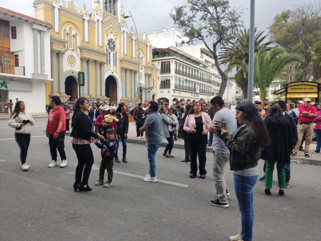 El ritmo contagió a un grupo de devotos que lo puso a bailar, bajo la mirada del público asistente.