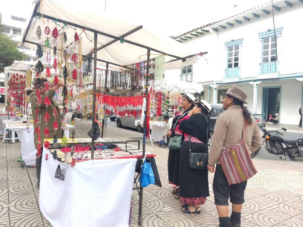 La venta de reliquias también se da en la plaza central. Los costos son módicos. 