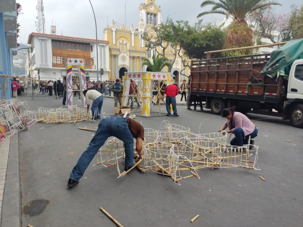 Al mediodía de este lunes, 2 de septiembre de 2024, los devotos armaban con afán los tradicionales castillos que se quemarían en la noche. 