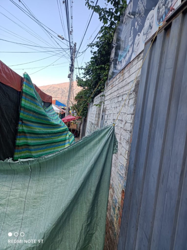 Los locales invaden las aceras de la calle Miguel Riofrío.