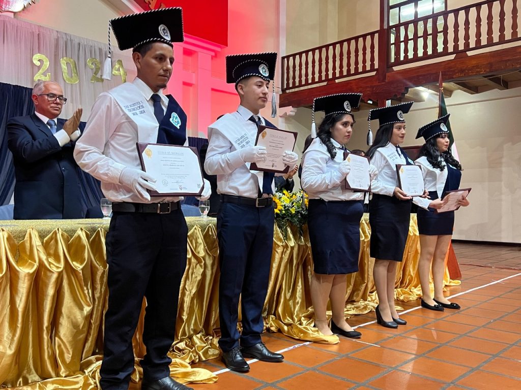 Los estudiantes cumplieron con el proceso y recibieron el reconocimiento de neobachilleres.