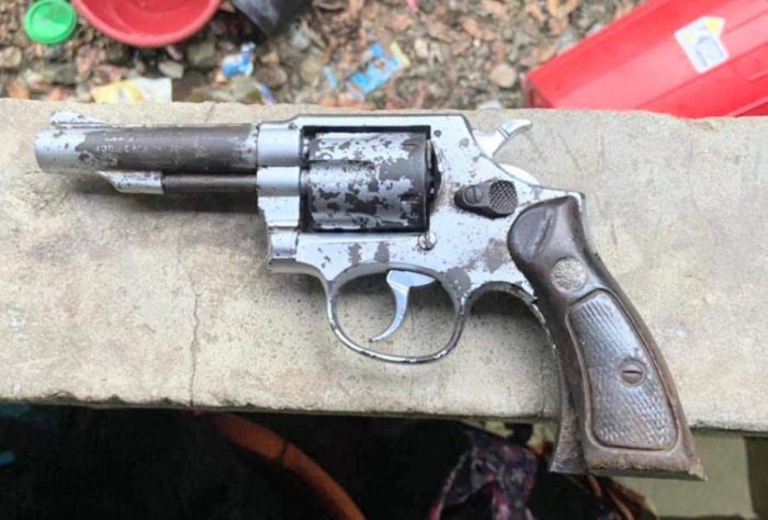 El ciudadano no tenía ningún documento de porte o tenencia del arma de fuego.